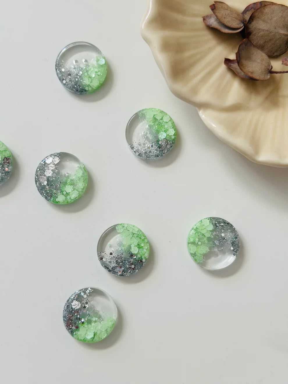 Lot De 100 Boutons Plats En Acrylique Et Résine - Argenté - Tailles Mixtes 10-15 Mm - Pour Cartes, Scrapbooking, Couture